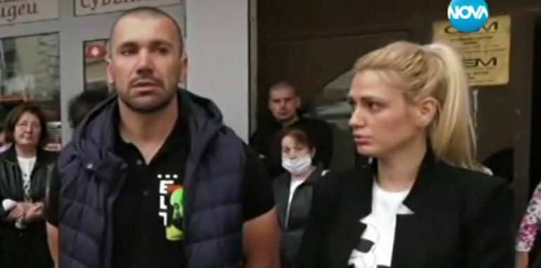 Пребиха с бухалки семейство, разхождало децата си